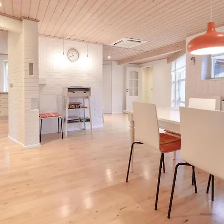 Three-bedroom In فابورغ